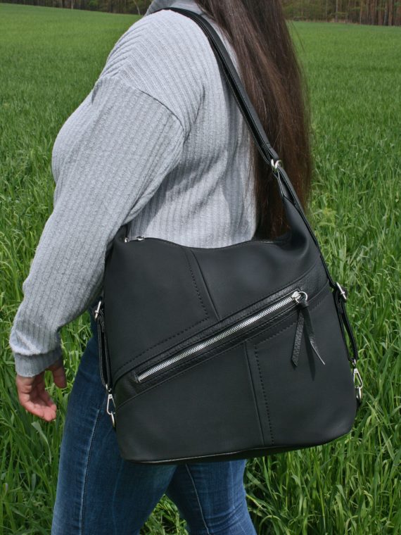 Velký černý kabelko-batoh s šikmou kapsou, Tapple, H18077N, modelka s kabelko-batohem 2v1 přes rameno