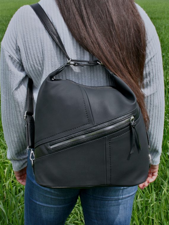 Velký černý kabelko-batoh s šikmou kapsou, Tapple, H18077N, modelka s kabelko-batohem 2v1 na zádech