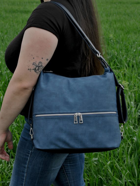 Velký středně modrý kabelko-batoh 2v1 s praktickou kapsou, Tapple, H190010N, modelka s kabelko-batohem 2v1 přes rameno