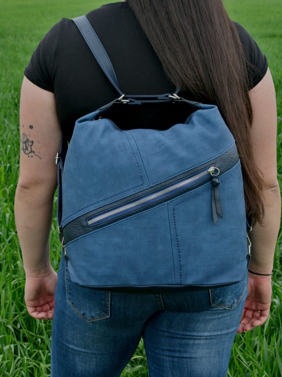 Velký středně modrý kabelko-batoh s šikmou kapsou, Tapple, H18077N, modelka s kabelko-batohem 2v1 na zádech