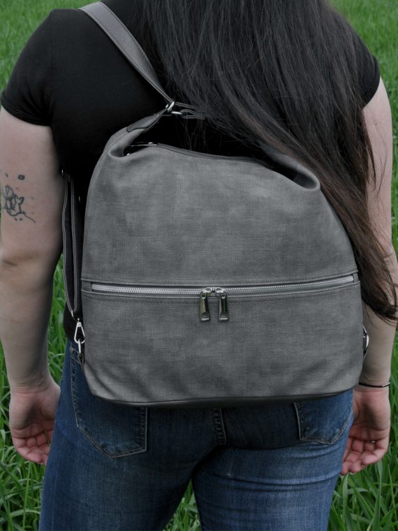 Velký středně šedý kabelko-batoh 2v1 s praktickou kapsou, Tapple, H190010N, modelka s kabelko-batohem 2v1 na zádech