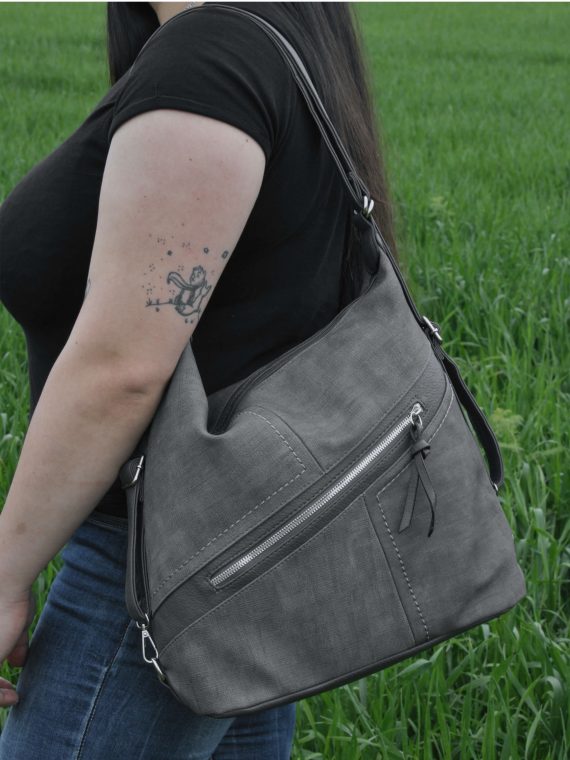 Velký středně šedý kabelko-batoh s šikmou kapsou, Tapple, H18077N, modelka s kabelko-batohem 2v1 přes rameno
