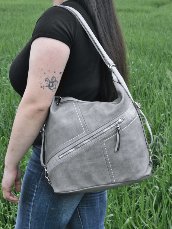 Velký světle šedý kabelko-batoh s šikmou kapsou, Tapple, H18077N, modelka s kabelko-batohem 2v1 přes rameno