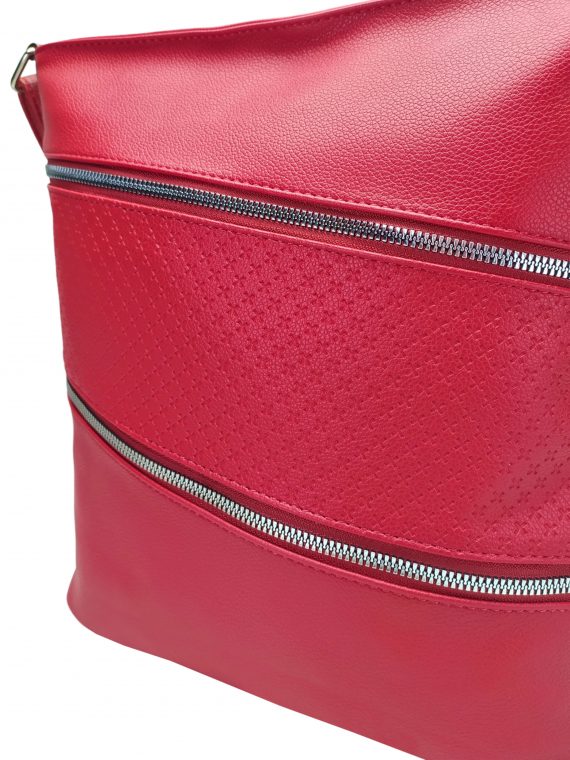 Tmavě červená crossbody kabelka s šikmými kapsami, Tapple, H18007, detail crossbody kabelky