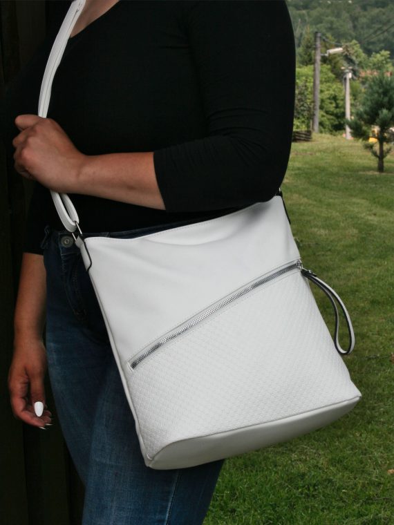 Bílá crossbody kabelka s šikmou kapsou, Tapple, H18001, modelka s crossbody kabelkou