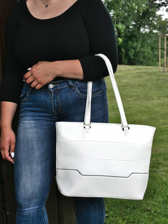 Bílá dámská kabelka přes rameno, Tapple, H190049, modelka s kabelkou přes ruku