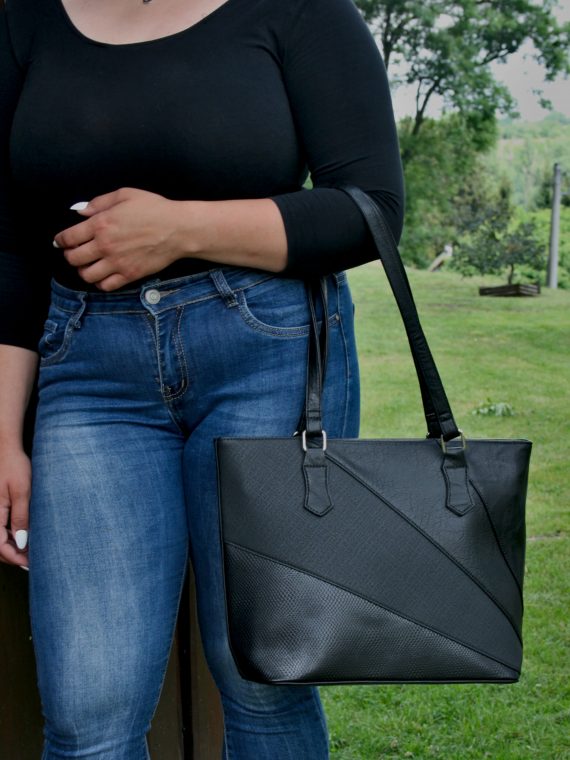 Černá dámská kabelka přes rameno se vzory, Tapple, H17224, modelka s kabelkou přes ruku