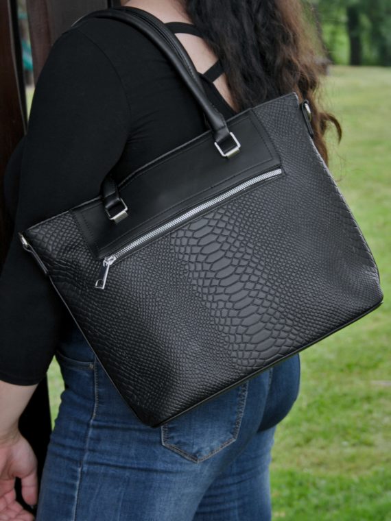 Černá kabelka do ruky se vzorem hadí kůže, Tapple, H190014N, modelka s kabelkou přes rameno