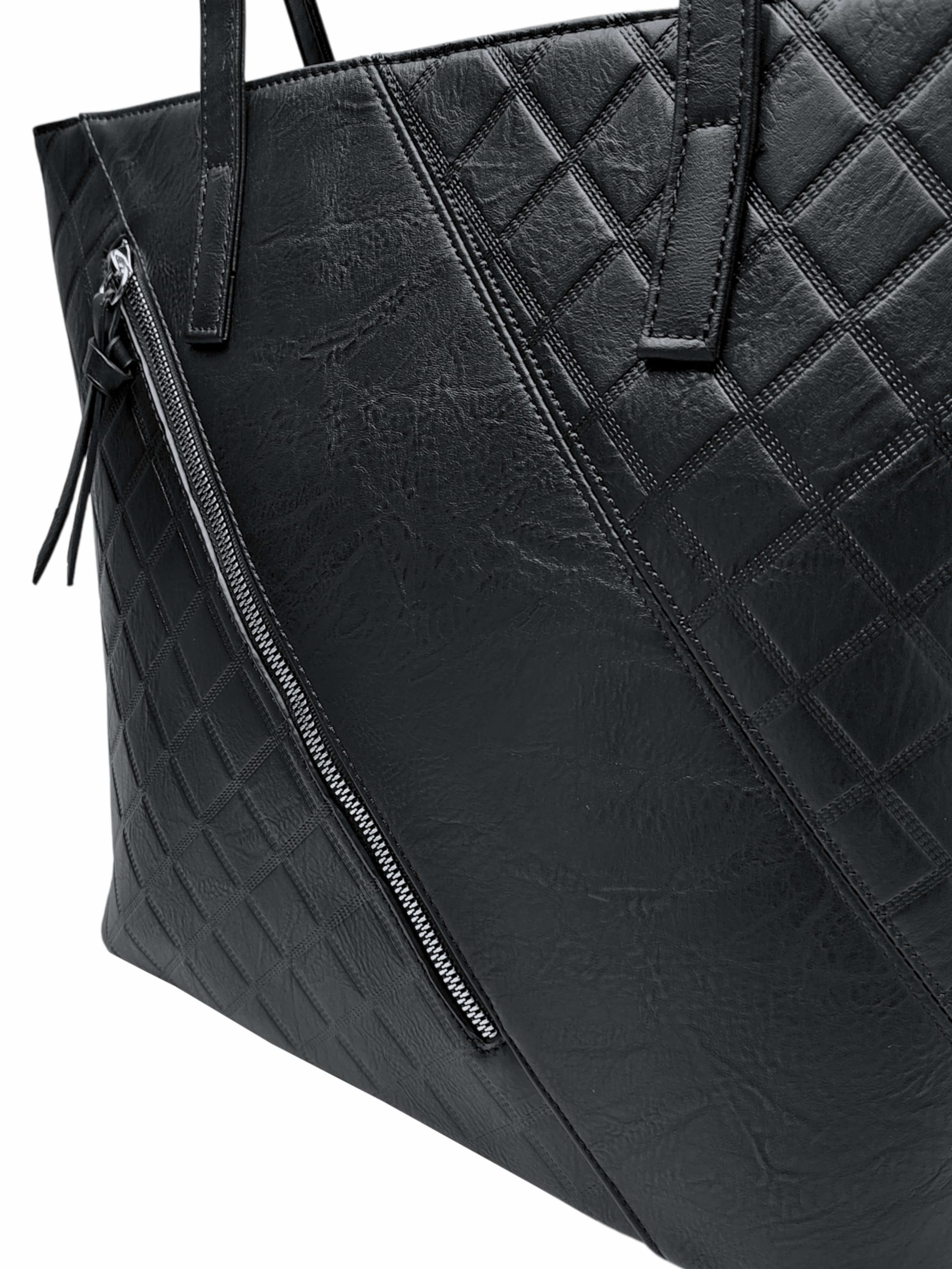 Černá kabelka přes rameno s šikmou kapsou, Tapple, H17411, detail přední strany kabelky přes rameno