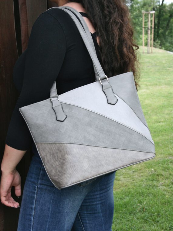 Středně šedá dámská kabelka přes rameno se vzory, Tapple, H17224, modelka s kabelkou přes rameno