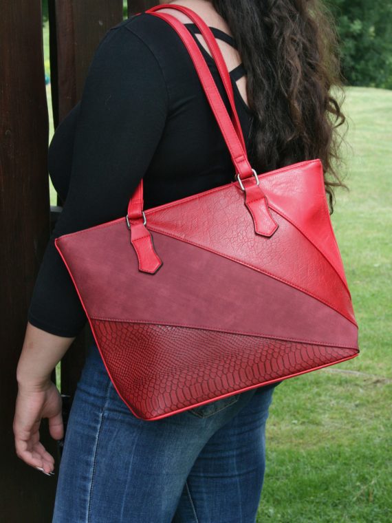 Tmavě červená dámská kabelka přes rameno se vzory, Tapple, H17224, modelka s kabelkou přes rameno