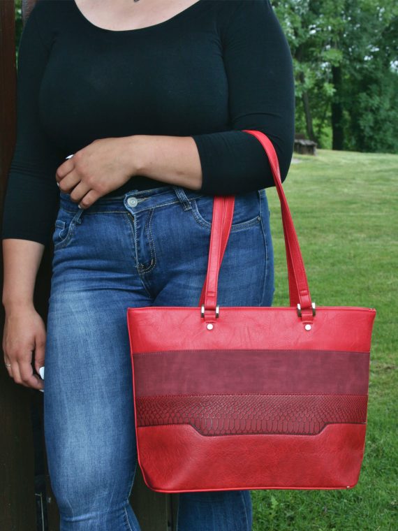 Tmavě červená dámská kabelka přes rameno, Tapple, H190049, modelka s kabelkou přes ruku