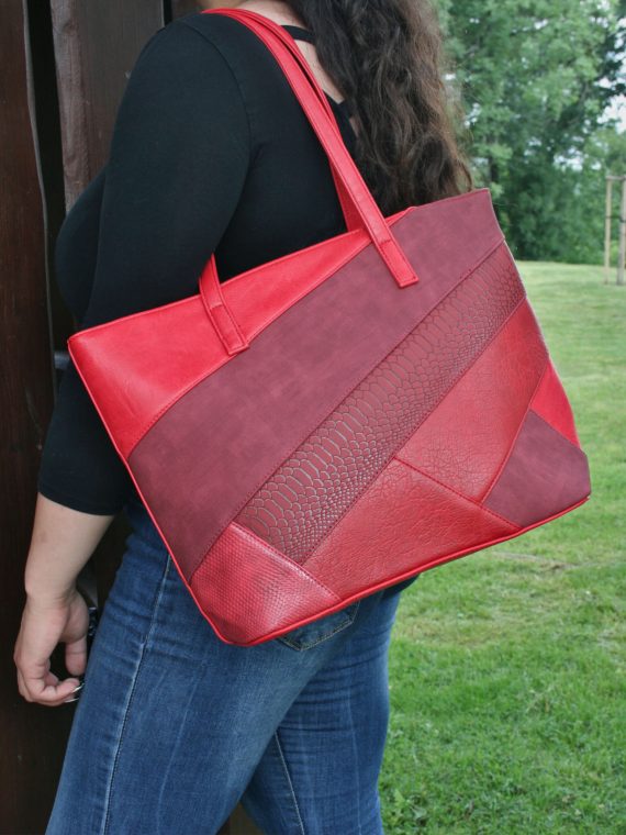 Tmavě červená kabelka přes rameno s šikmými vzory, Tapple, H190030, modelka s kabelkou přes rameno
