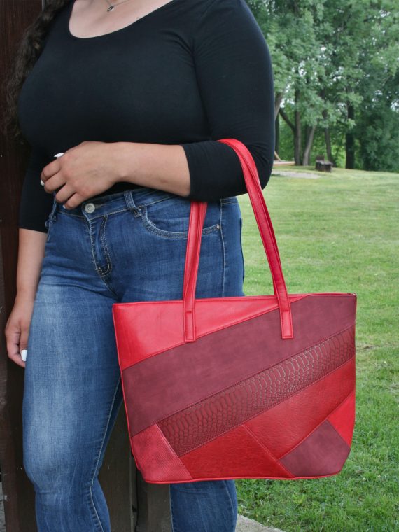 Tmavě červená kabelka přes rameno s šikmými vzory, Tapple, H190030, modelka s kabelkou přes ruku