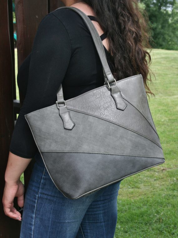 Tmavě šedá dámská kabelka přes rameno se vzory, Tapple, H17224, modelka s kabelkou přes rameno