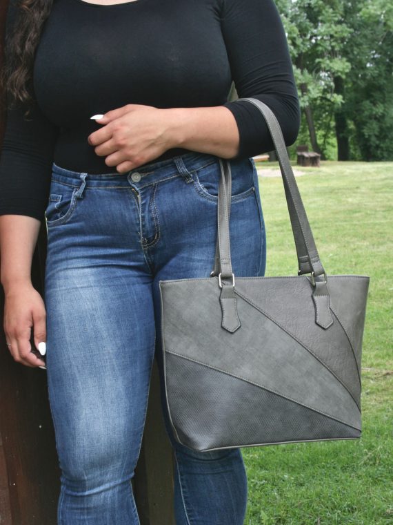 Tmavě šedá dámská kabelka přes rameno se vzory, Tapple, H17224, modelka s kabelkou přes ruku