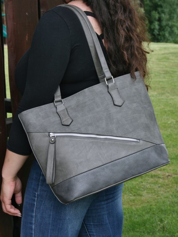 Tmavě šedá kabelka přes rameno s šikmou kapsou, Tapple, H181174, modelka s kabelkou přes rameno