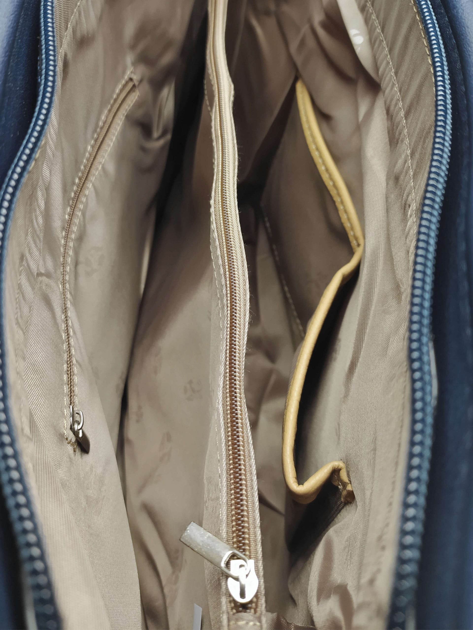 Tmavě modrá dámská kabelka přes rameno se vzory, Tapple, H22505, vnitřní uspořádání kabelky