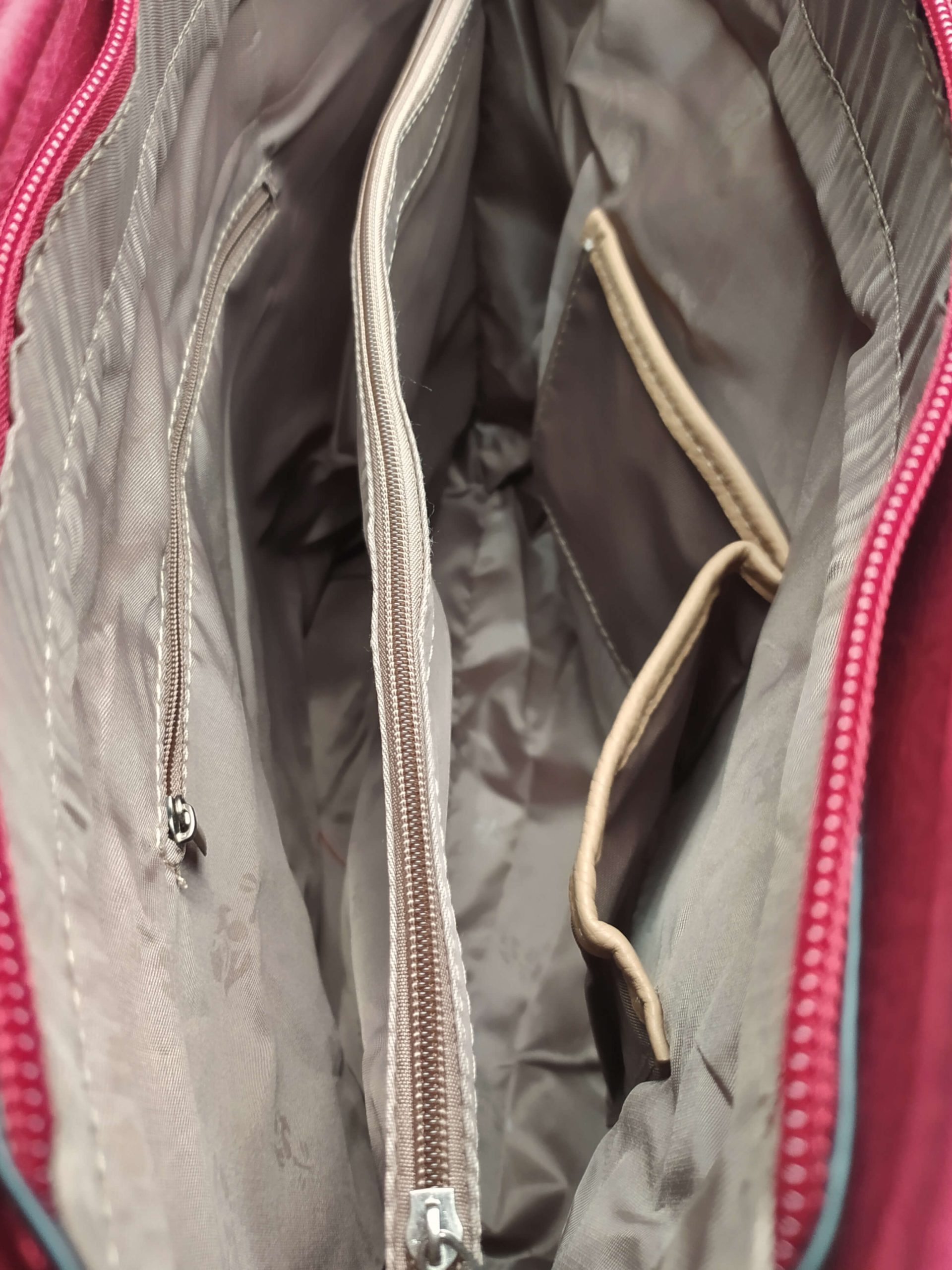 Vínová / bordó dámská kabelka přes rameno se vzory, Tapple, H22505, vnitřní uspořádání kabelky