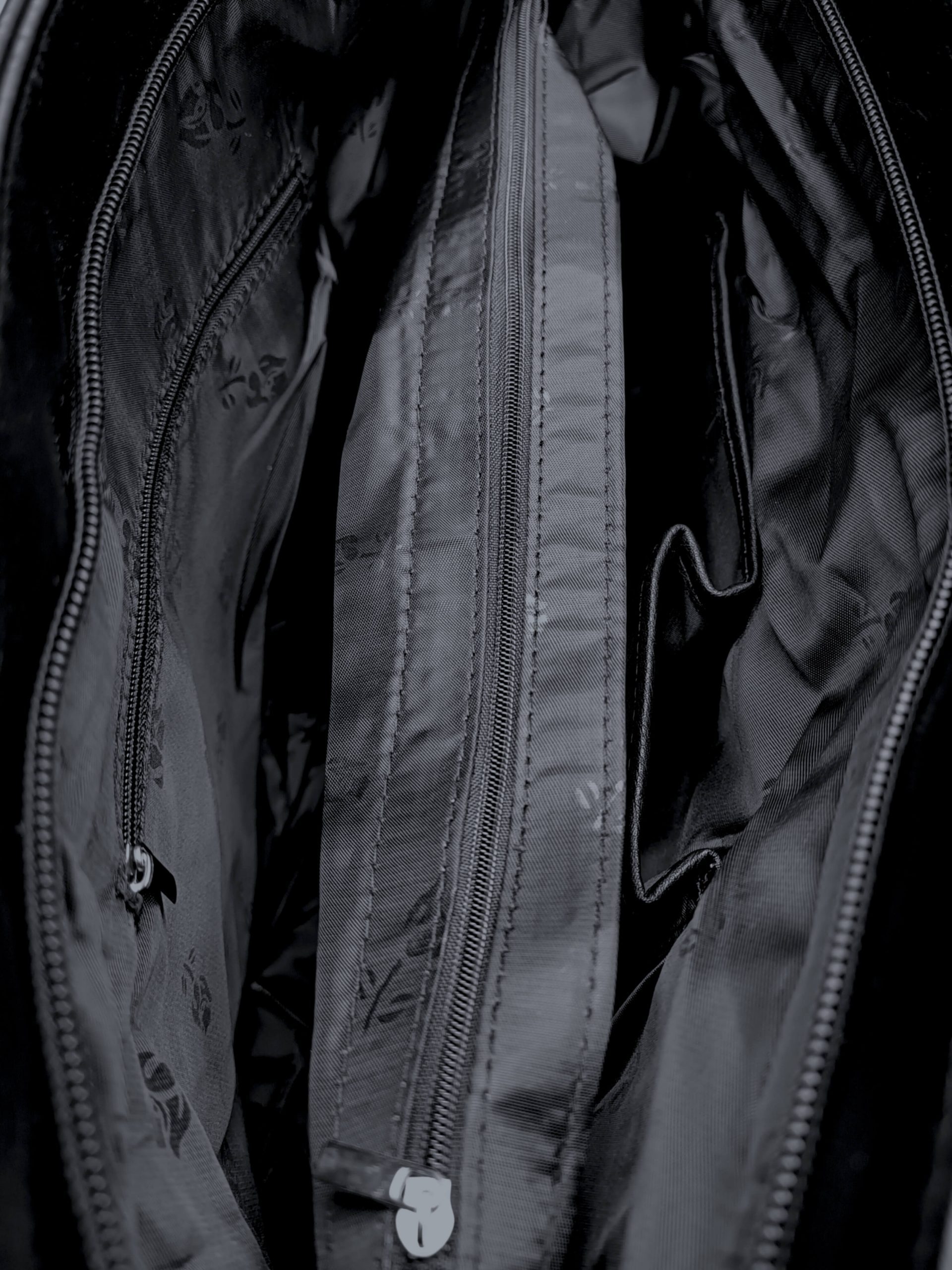 Černá kabelka přes rameno s šikmými vzory, Tapple, H190030, vnitřní uspořádání dámské kabelky přes rameno