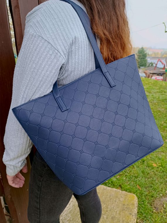 Tmavě modrá kabelka přes rameno s koso vzory, Tapple, H22502, modelka s kabelkou přes rameno