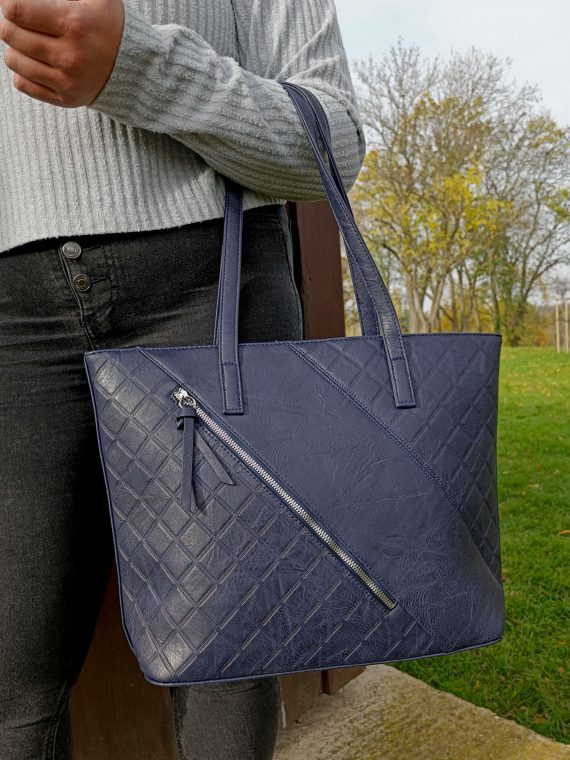 Tmavě modrá kabelka přes rameno s šikmou kapsou, Tapple, H17411, modelka s kabelkou přes ruku