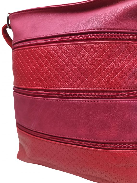 Tmavě červená crossbody kabelka s kapsami, Tapple, H16086, detail crossbody kabelky