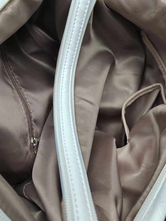 Velký bílý kabelko-batoh z eko kůže, Tapple, H18077, vnitřní uspořádání kabelko-batohu 2v1
