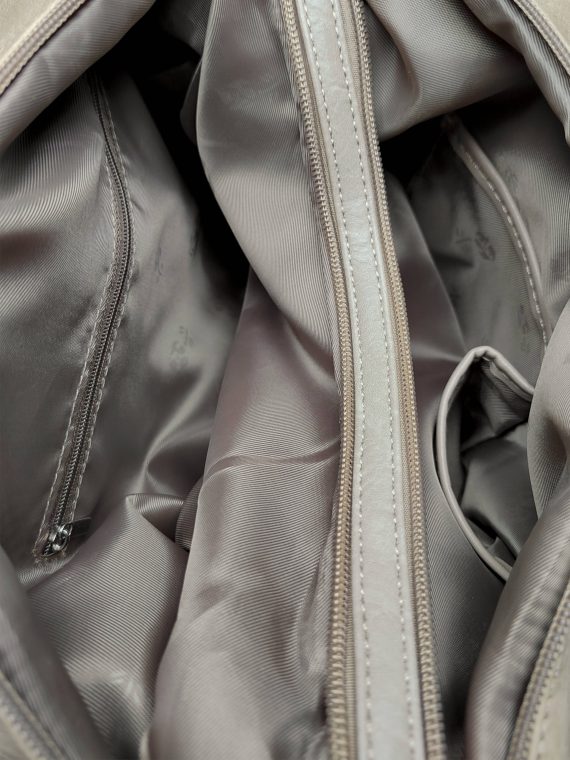 Velký světle hnědý kabelko-batoh z eko kůže, Tapple, H18077, vnitřní uspořádání kabelko-batohu 2v1
