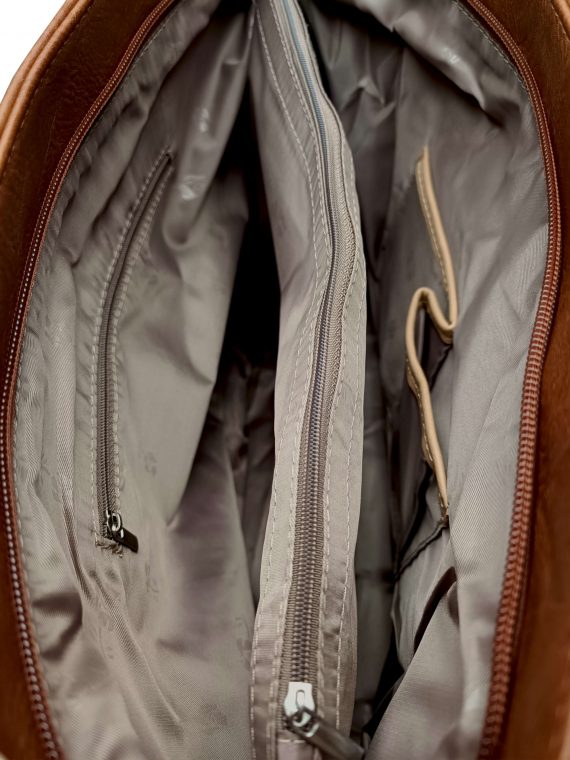 Velká středně hnědá kabelka přes rameno s kapsou, Tapple, H22920, vnitřní uspořádání kabelky přes rameno