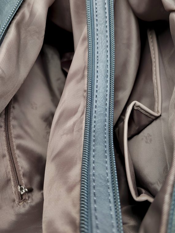 Velký středně šedý kabelko-batoh s šikmou kapsou, Tapple, H18077N2, vnitřní uspořádání kabelko-batohu 2v1