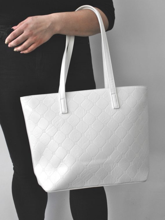 Bílá kabelka přes rameno s koso vzory, Tapple, H22502, modelka s kabelkou přes ruku