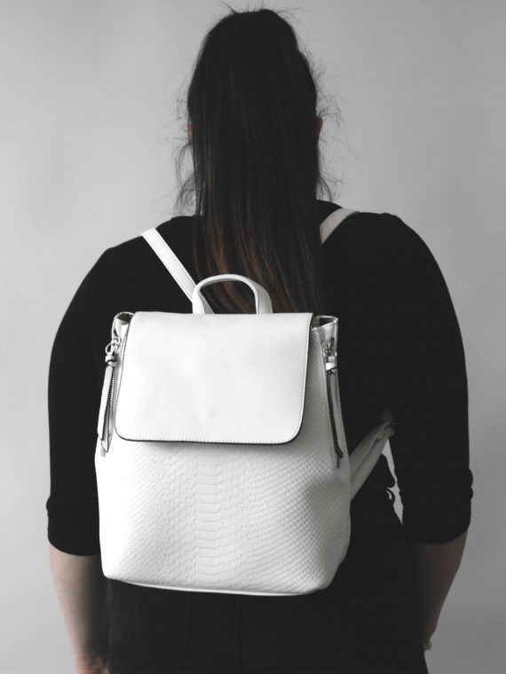 Bílý dámský batoh s hadím vzorem, Tapple, H22386, modelka s batohem na zádech