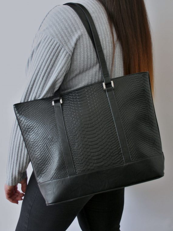 Černá kabelka přes rameno s hadím vzorem, Tapple, H22919, modelka s kabelkou přes rameno