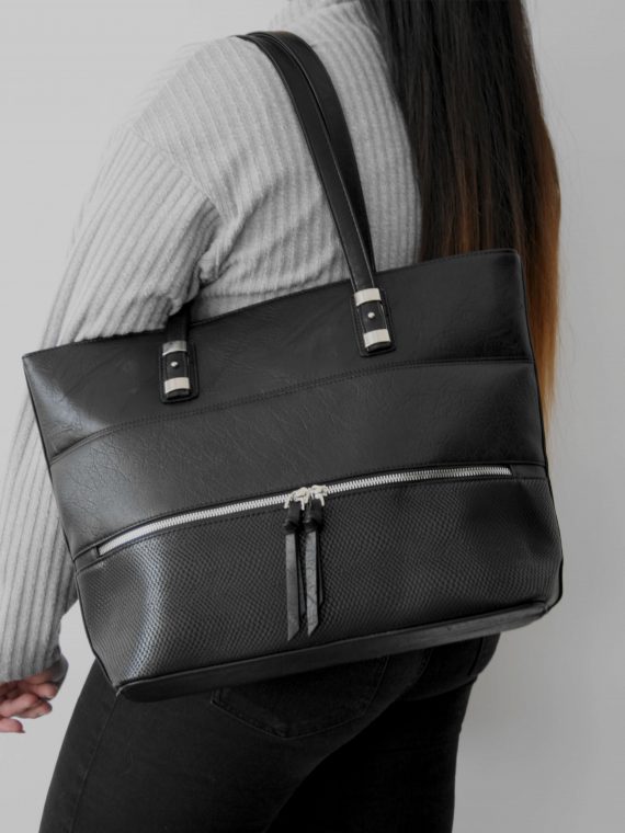 Černá kabelka přes rameno s kapsou, Tapple, H22091, modelka s kabelkou přes rameno