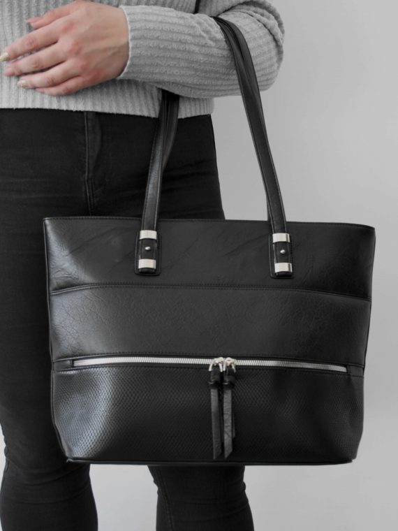 Černá kabelka přes rameno s kapsou, Tapple, H22091, modelka s kabelkou přes ruku
