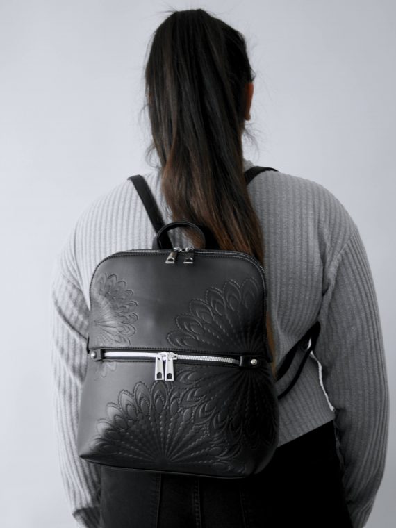 Černý dámský batoh s ornamenty, Tapple, H20820-12, modelka s batohem na zádech