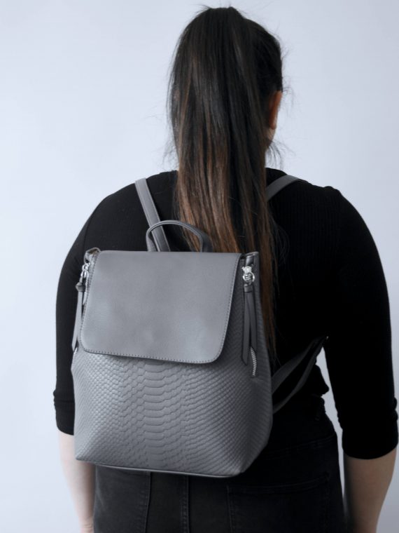 Středně šedý dámský batoh s hadím vzorem, Tapple, H22386, modelka s batohem na zádech