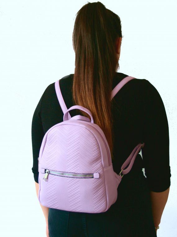 Světle fialový dámský batoh s moderním vzorem, Tapple, H22802-1, modelka s batohem na zádech