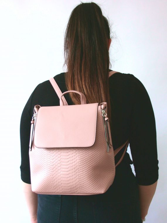 Světle růžový dámský batoh s hadím vzorem, Tapple, H22386, modelka s batohem na zádech