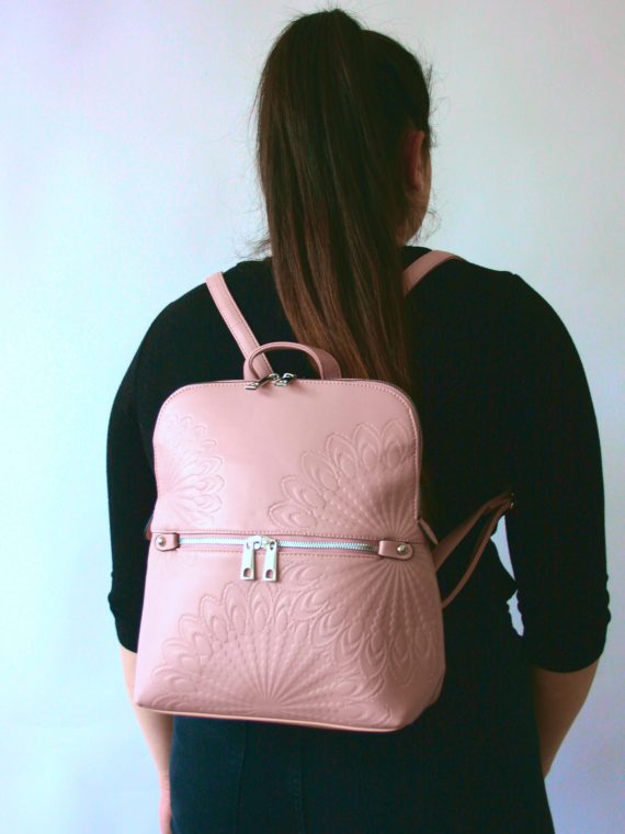 Světle růžový dámský batoh s ornamenty, Tapple, H20820-12, modelka s batohem na zádech