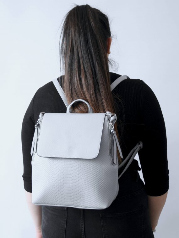 Světle šedý dámský batoh s hadím vzorem, Tapple, H22386, modelka s batohem na zádech