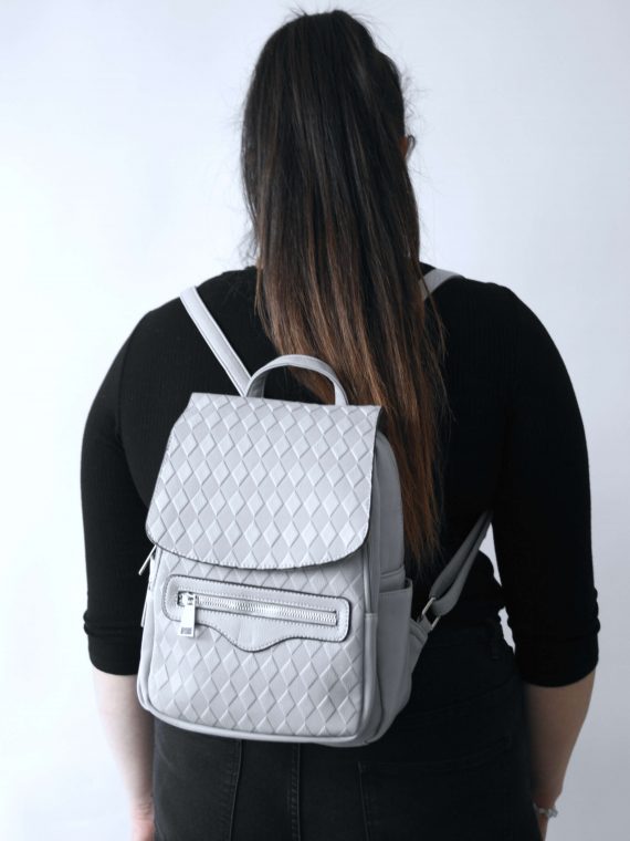 Světle šedý dámský batoh s kosočtverci, Tapple, H22113-1, modelka s batohem na zádech