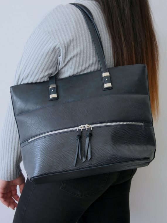 Tmavě modrá kabelka přes rameno s kapsou, Tapple, H22091, modelka s kabelkou přes rameno