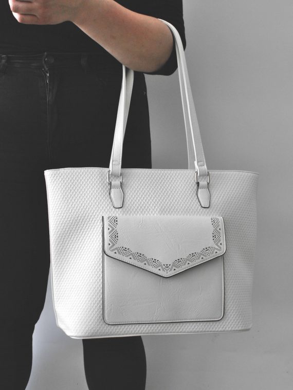 Velká bílá kabelka přes rameno s kapsou, Tapple, H22920, modelka s kabelkou přes ruku