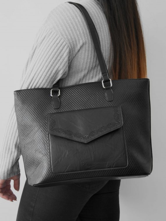 Velká černá kabelka přes rameno s kapsou, Tapple, H22920, modelka s kabelkou přes rameno