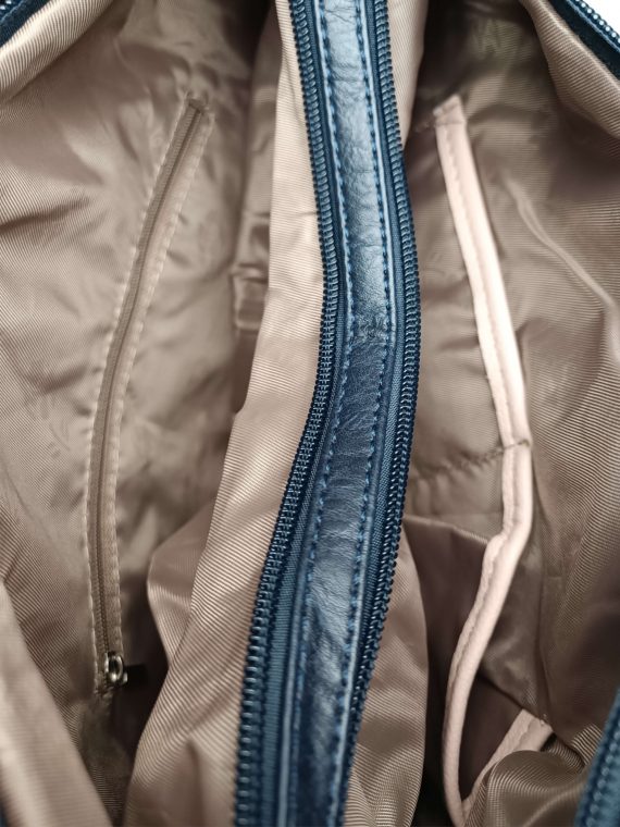 Moderní tmavě modrý kabelko-batoh z eko kůže, Tapple, H190010, vnitřní uspořádání kabelko-batohu 2v1