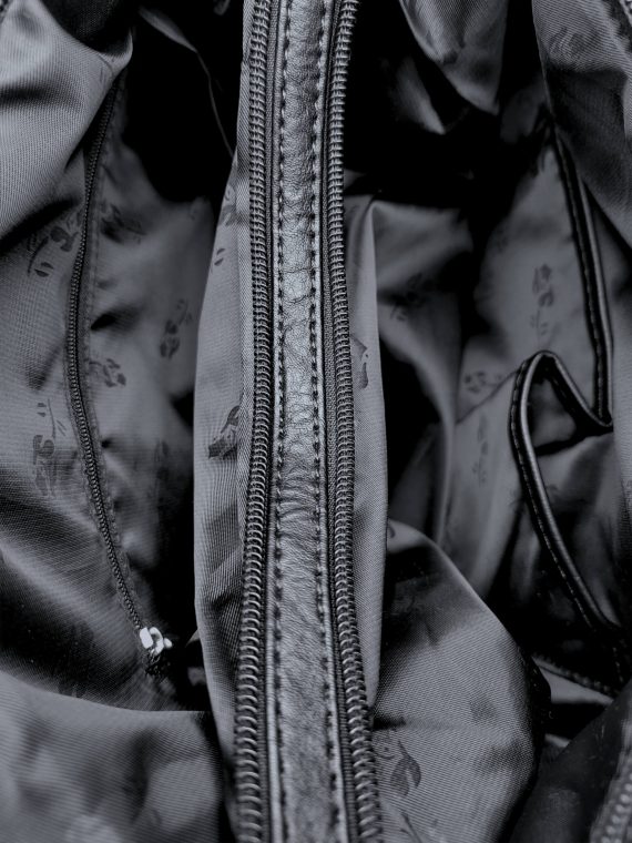 Velký černý kabelko-batoh 2v1 s praktickou kapsou, Tapple, H190010N+, vnitřní uspořádání kabelko-batohu 2v1