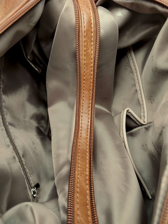 Velký středně hnědý kabelko-batoh 2v1 s praktickou kapsou, Tapple, H190010N+, vnitřní uspořádání kabelko-batohu 2v1