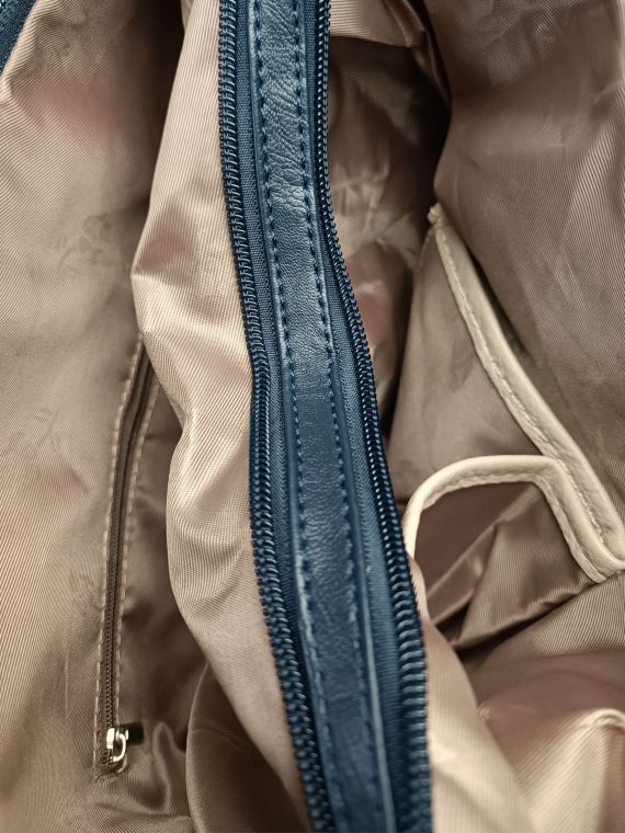 Velký tmavě modrý kabelko-batoh 2v1 s kapsami, Tapple, H23029, vnitřní uspořádání kabelko-batohu 2v1